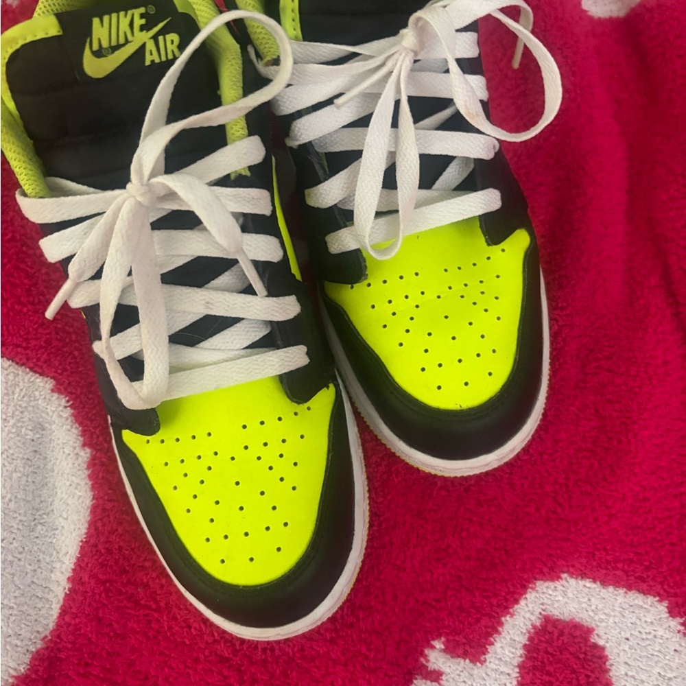 Nike Yellow and Black Sneakers Bold Design